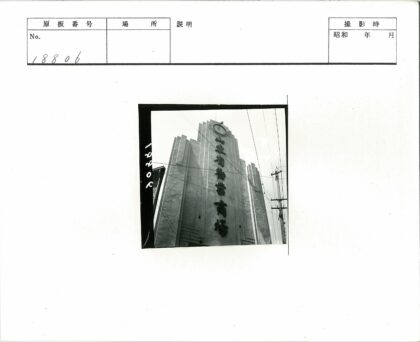 城市建筑立面与电线杆景观.jpg