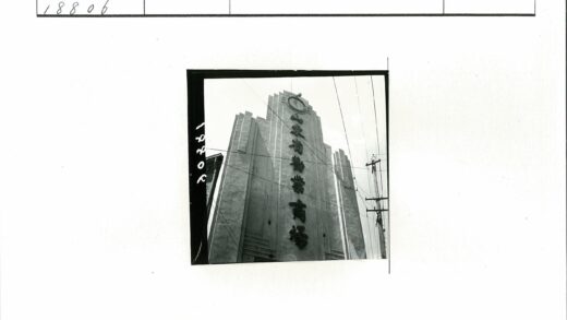 城市建筑立面与电线杆景观.jpg