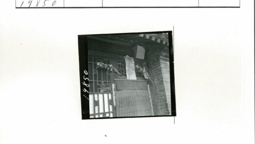 城市建筑装饰木门与竹帘.jpg