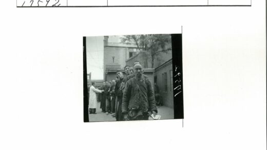 城市排队场景与工作人员引导.jpg