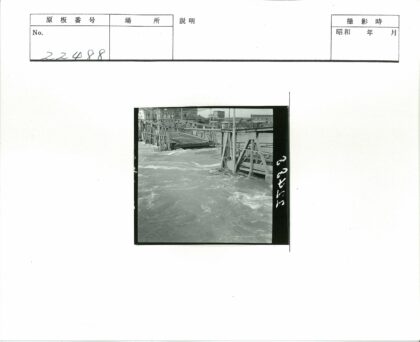 城市木桥湍急河流建筑背景.jpg
