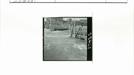 城市木桥湍急河流建筑背景.jpg