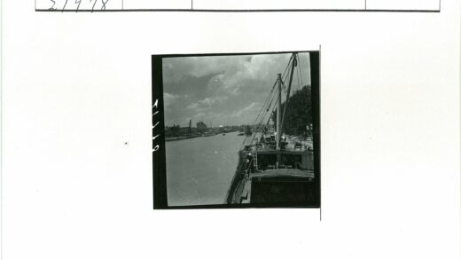 城市河岸小船与甲板景观.jpg