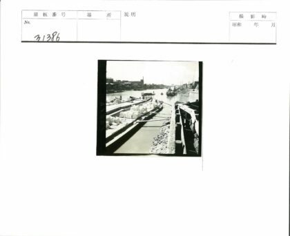 城市河流上的麻袋船与建筑.jpg