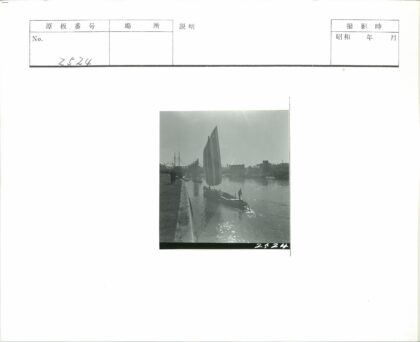 城市河畔帆船行.jpg