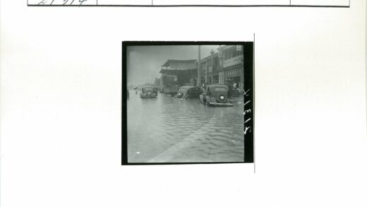 城市洪水淹没街道汽车行人建筑.jpg