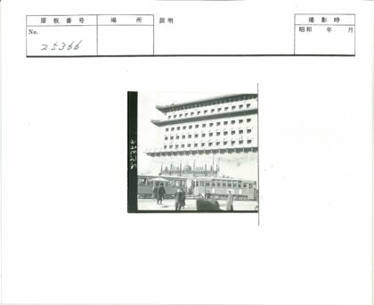 城市电车与多层建筑街景.jpg