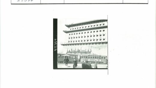 城市电车与多层建筑街景.jpg