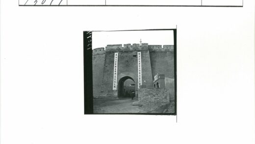 城市砖门与横幅历史景观.jpg