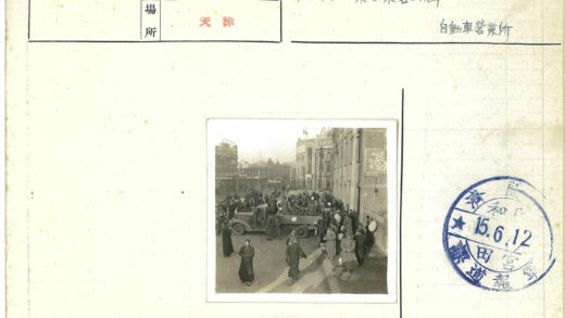 城市繁忙街道人群聚集卡车.jpg