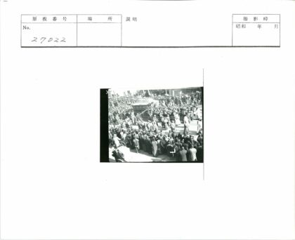 城市街头士兵车辆游行.jpg