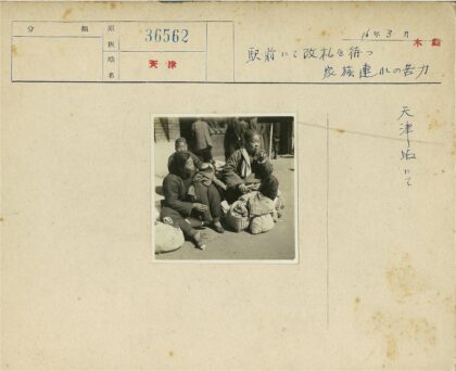 城市街头母子与行李.jpg