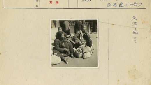 城市街头母子与行李.jpg
