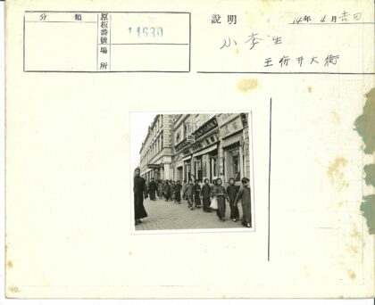 城市街头的孩子们与商店招牌.jpg