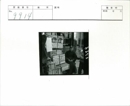 城市街头艺术品摊位与行人.jpg