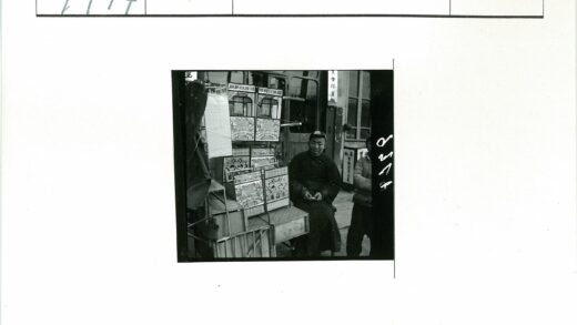 城市街头艺术品摊位与行人.jpg