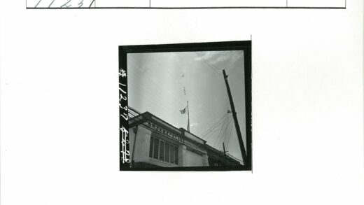 城市街景与国旗气球老建筑.jpg