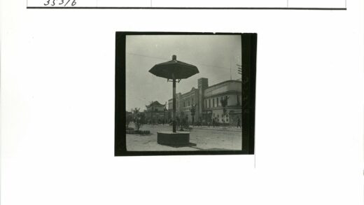 城市街景与巨伞建筑.jpg