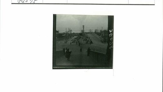 城市街景中的桥梁与楼梯.jpg