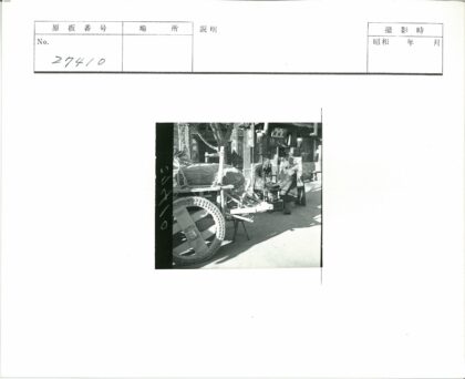 城市街景手推车与行人活动.jpg