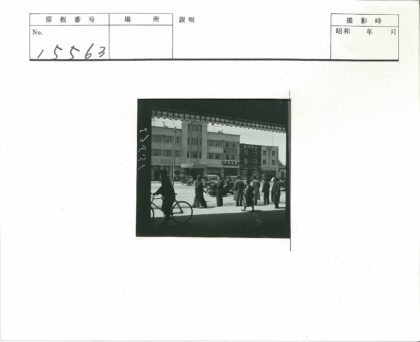 城市街景行人骑车建筑标志.jpg