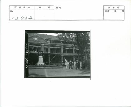 城市街景雕鹰基座与时钟建筑.jpg