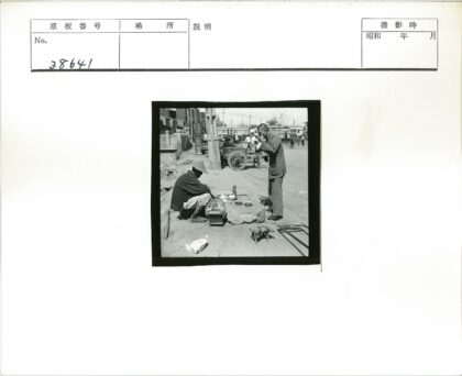 城市街景马车与行人.jpg