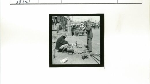 城市街景马车与行人.jpg