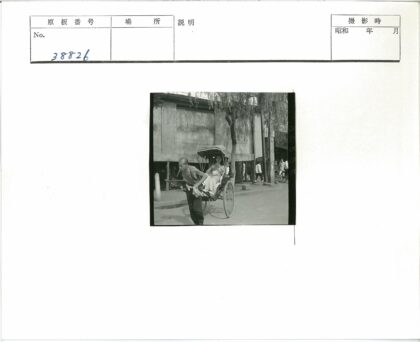 城市街道人力车景象.jpg