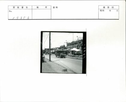 城市街道公交与行人景象.jpg