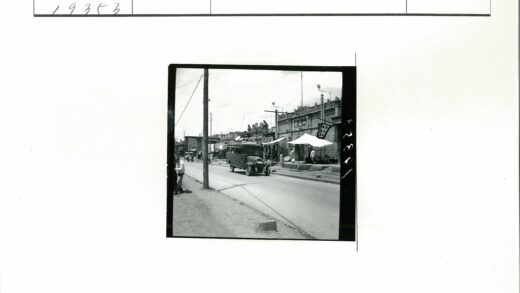 城市街道公交与行人景象.jpg