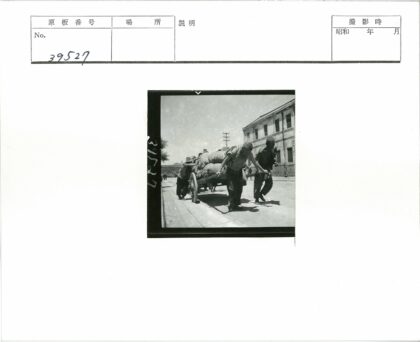 城市街道手推车运输.jpg