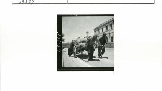 城市街道手推车运输.jpg