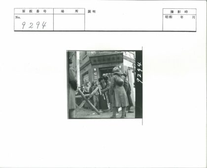 城市街道抗议人群与标语建筑.jpg