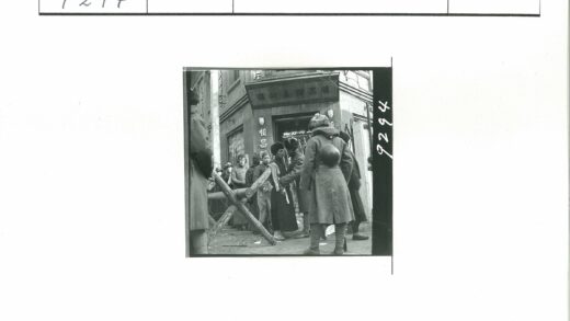 城市街道抗议人群与标语建筑.jpg