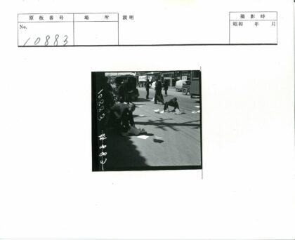 城市街道拾文件瞬间.jpg