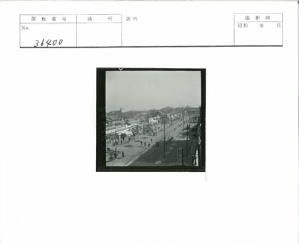 城市街道电车轨道与行人景观.jpg