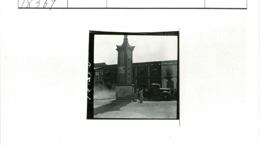 城市街道石柱与行人场景.jpg
