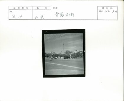 城市街道行人车辆建筑风景.jpg