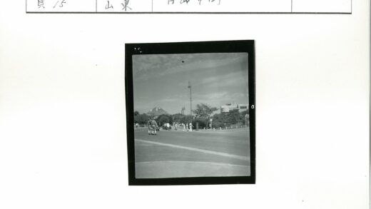 城市街道行人车辆建筑风景.jpg
