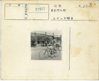 城市街道骑自行车的女人与黄包车.jpg