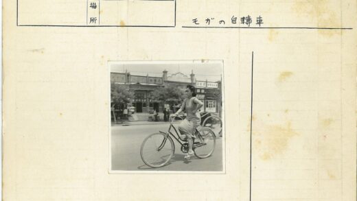 城市街道骑自行车的女人与黄包车.jpg