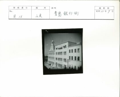 城市钟楼旗杆建筑街景.jpg