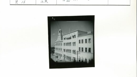 城市钟楼旗杆建筑街景.jpg