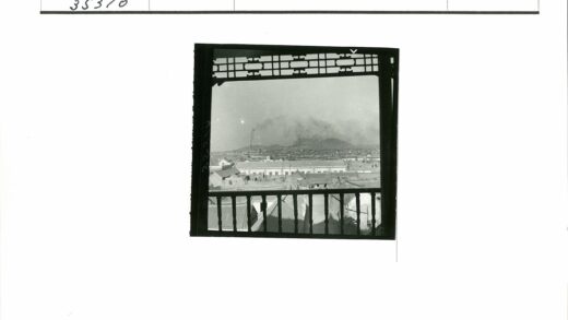城市阳台俯瞰烟雾山景.jpg
