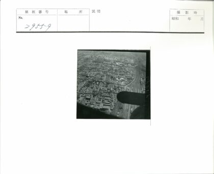 城市鸟瞰与铁轨景观.jpg