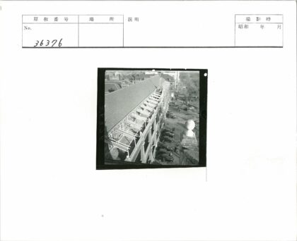 城市鸟瞰多层建筑与街道车辆.jpg