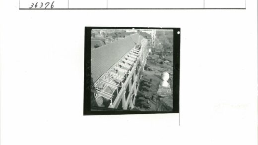城市鸟瞰多层建筑与街道车辆.jpg