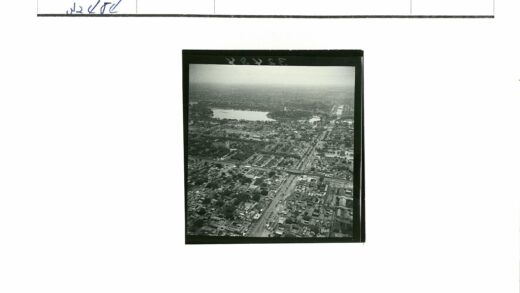 城市鸟瞰景观与湖泊.jpg