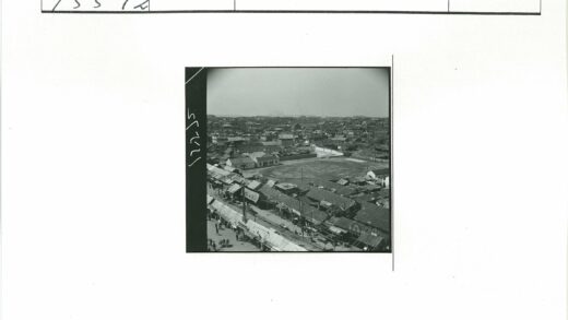 城市鸟瞰瓦顶建筑街景行人.jpg